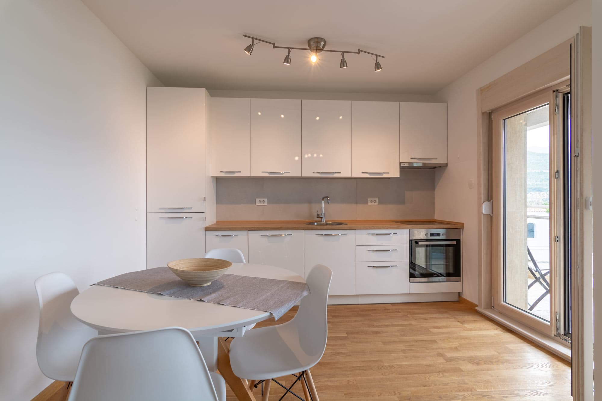 Svetla moderna kuhinja sa trpezarijom u Seaview Grand apartmanu